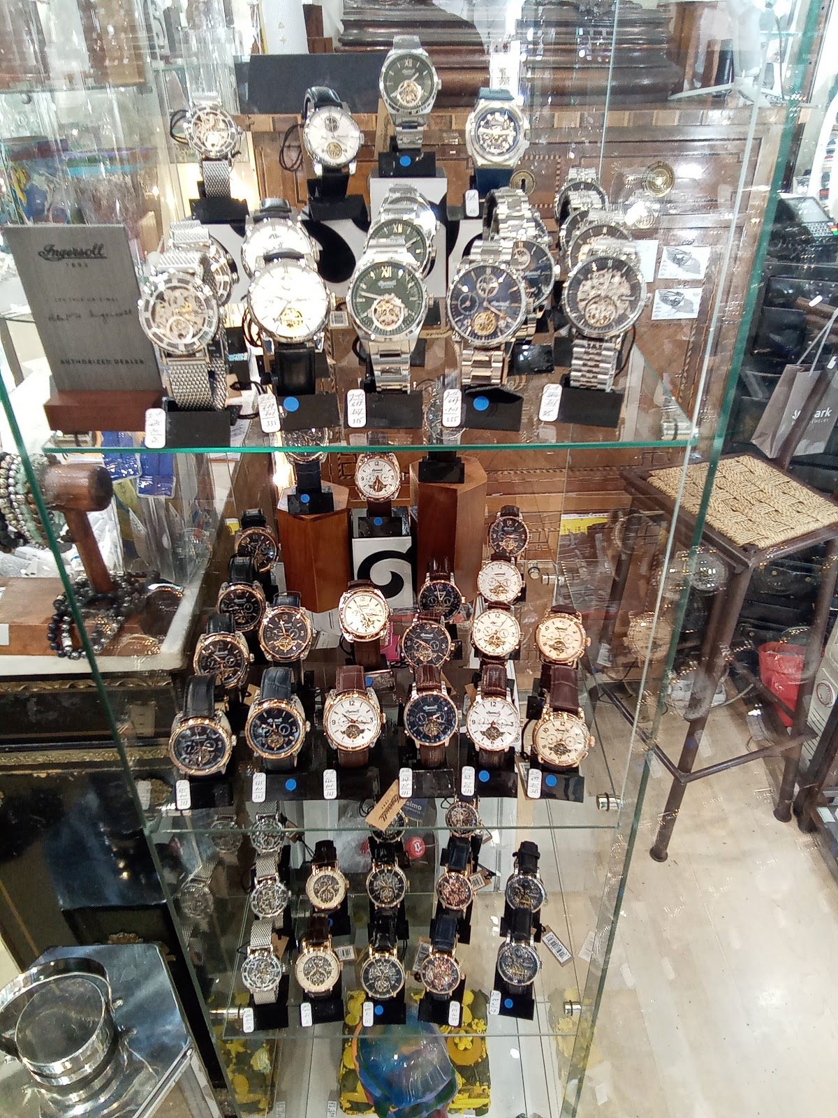 La vitrine de montres de la boutique CoralieB